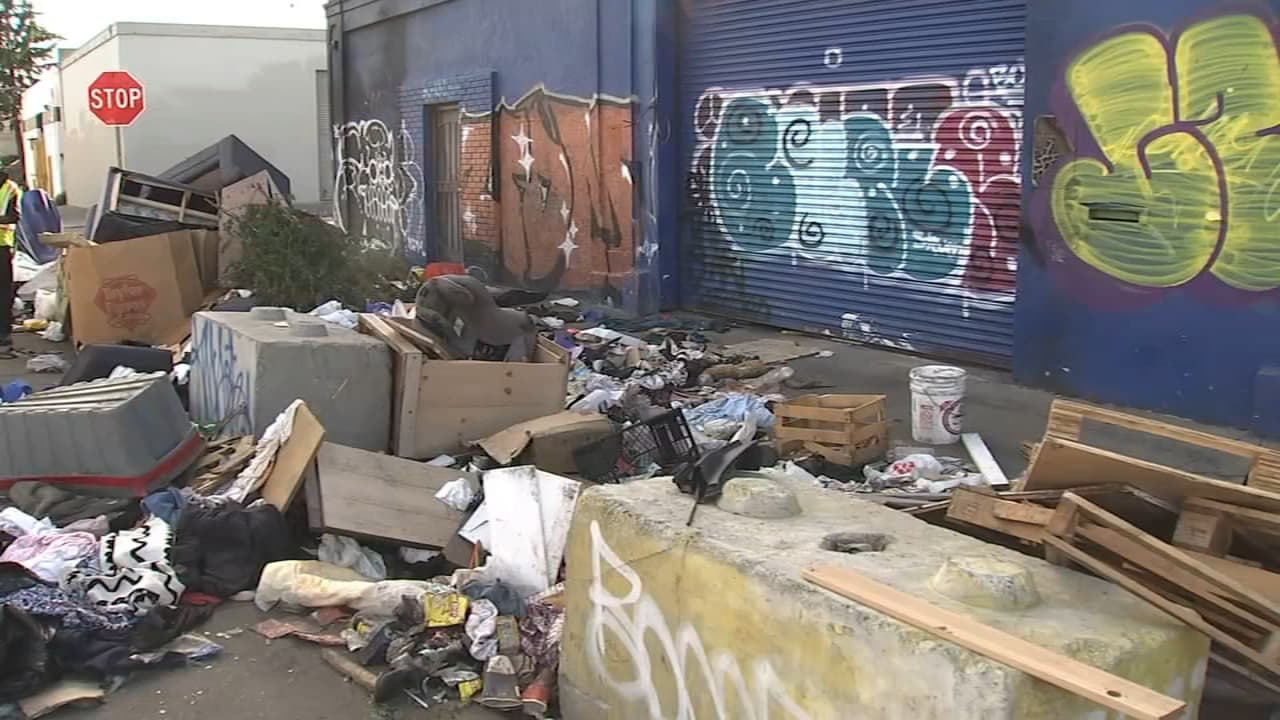 Oakland tăng gấp đôi số tiền phạt lên 5.000 USD, triển khai máy bay không người lái khi trấn áp hoạt động đổ rác bất hợp pháp