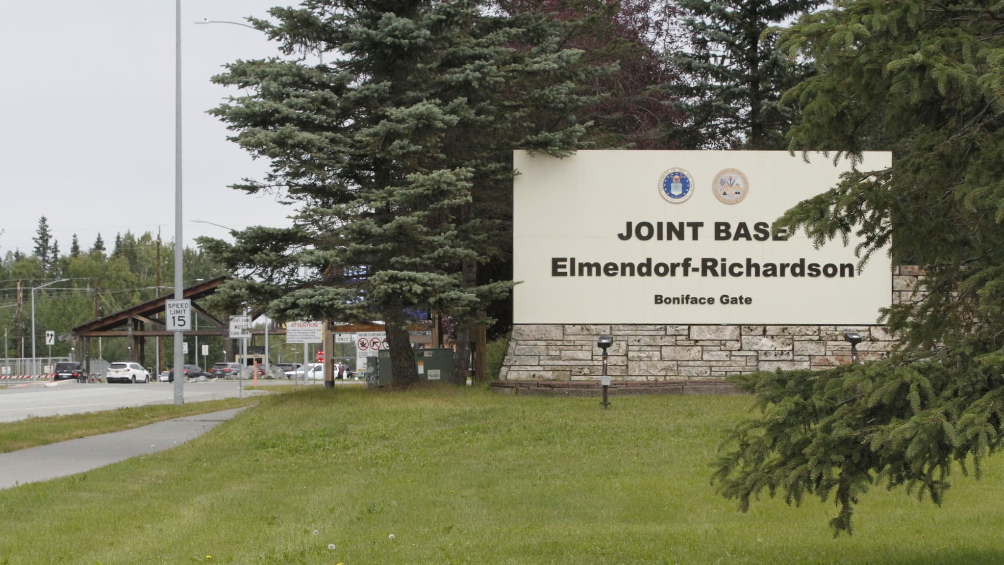 2 binh sĩ Alaska bị thương khi chạm trán với gấu nâu trong khi tập trận