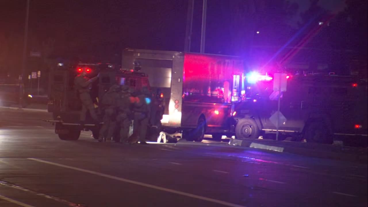 Nghi phạm bị rào chắn được cho là đã đánh cắp xe tải UPS bị bắt sau cuộc đình chiến ở Fremont