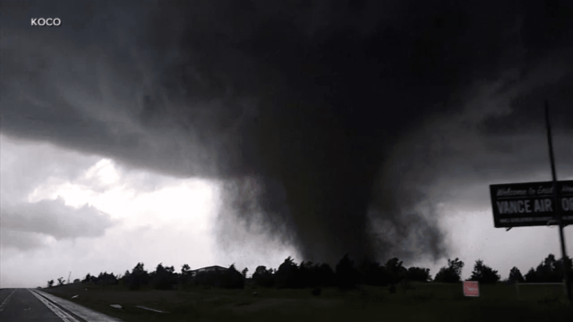 Lốc xoáy xé toạc vùng tây bắc Oklahoma giữa hàng loạt cơn bão dữ dội trên khắp Plains