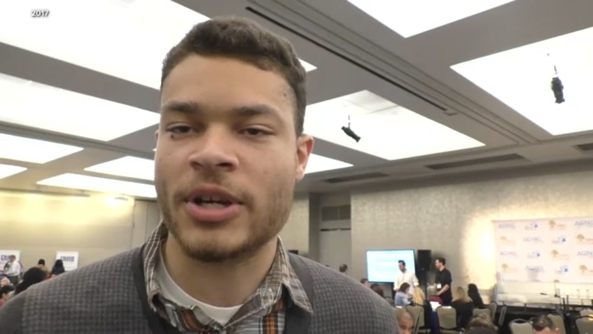 Cuộc phỏng vấn của ABC LA từ năm 2017 dường như có cảnh người đàn ông SoCal bị bắt trong vụ nổ súng vào Bữa tối của Phóng viên