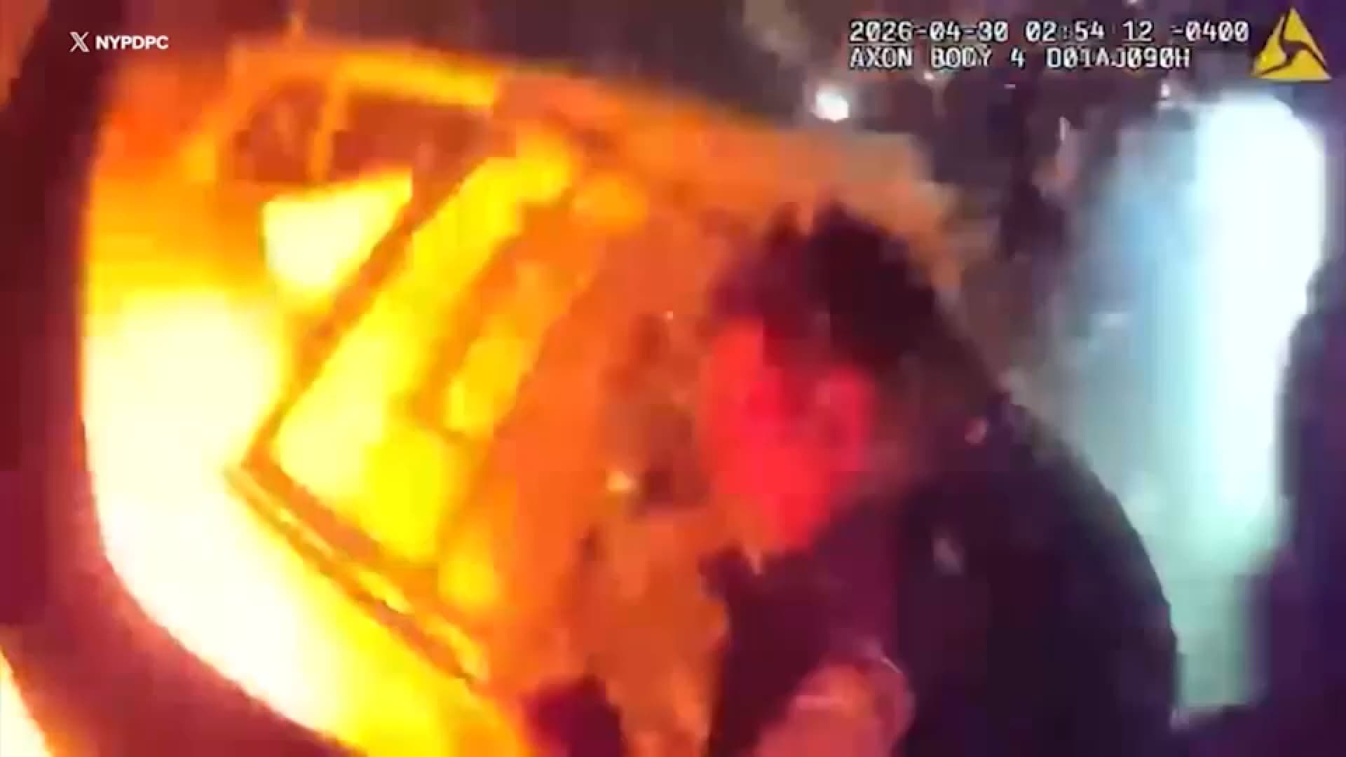Vụ nổ nhà ở NYC khiến cảnh sát bay trong video gây sốc bằng camera gắn trên người; 1 người chết trong đống đổ nát