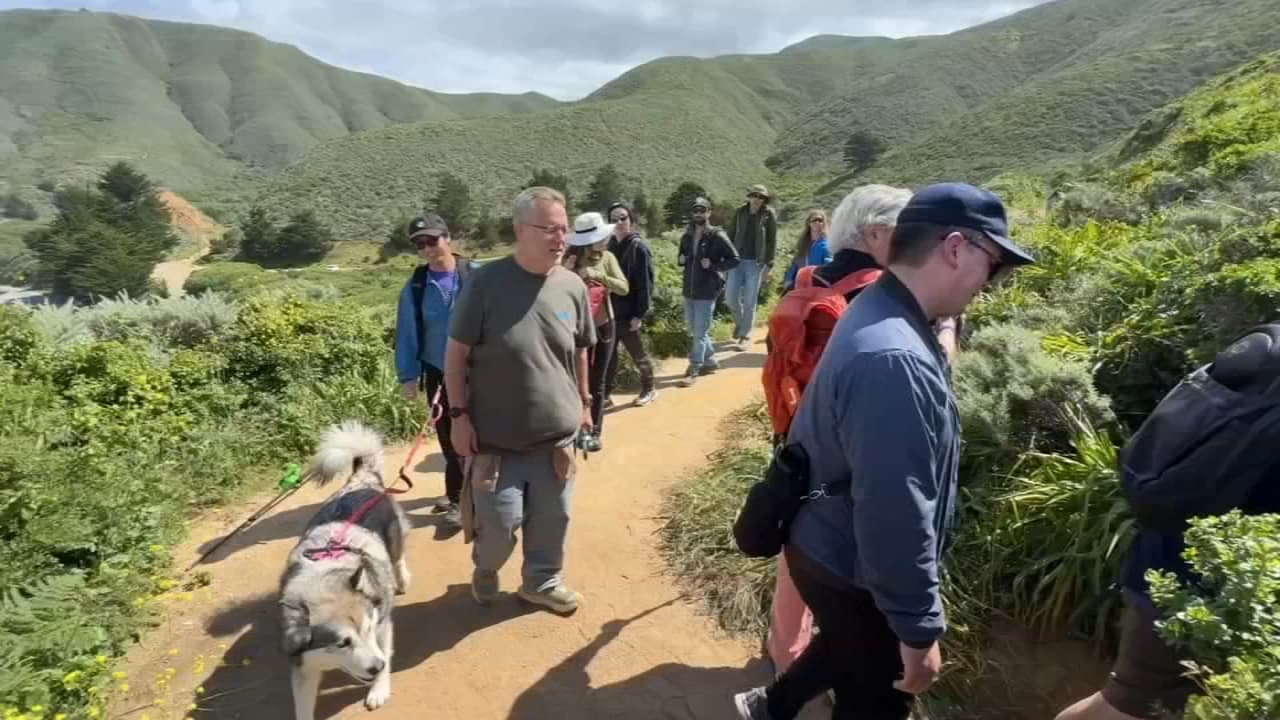 Việc sa thải ở Vùng Vịnh dẫn những người thất nghiệp vào hành trình đi bộ đường dài để tìm kiếm cộng đồng