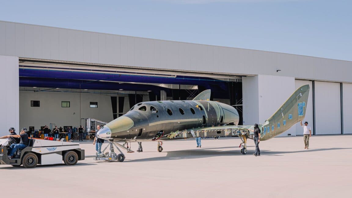 Virgin Galactic tiết lộ con tàu mới, nhưng nó sắp hết thời gian và tiền mặt
