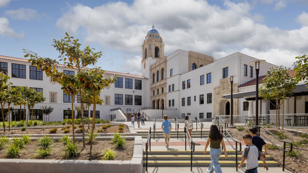 Không đủ khả năng để sống ở Beverly Hills? Con bạn vẫn có thể đi học ở đó