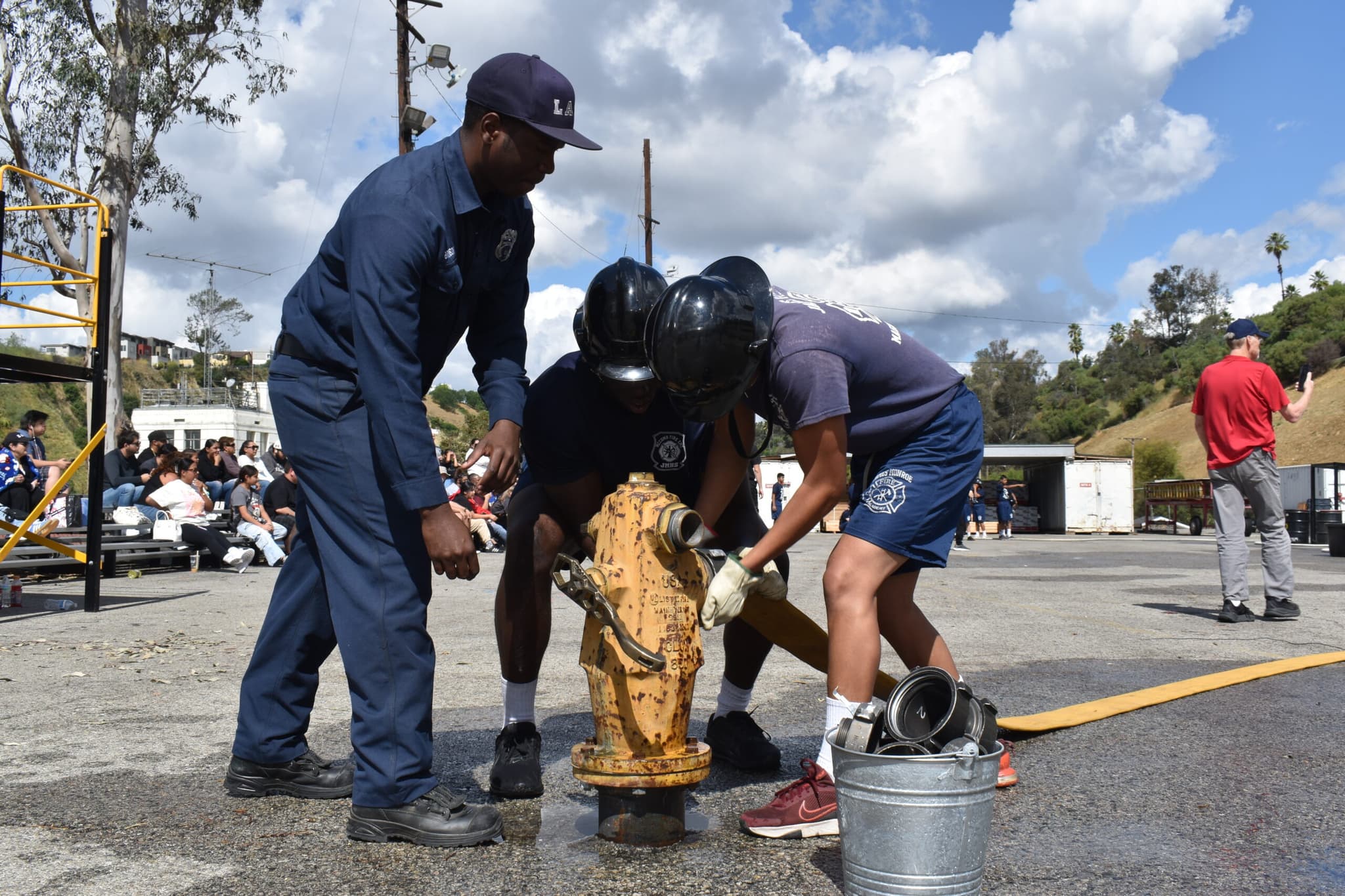 ‘Chúng tôi đổ mồ hôi, nước mắt và bụi bẩn vào đó’: Học sinh trung học thể hiện kỹ năng trong cuộc thi chữa cháy LAUSD lần đầu tiên