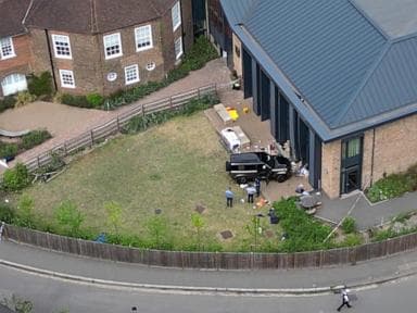 Tài xế lái xe tới bữa tiệc trà bên ngoài một trường học ở London bị buộc tội gây ra cái chết của 2 cô gái