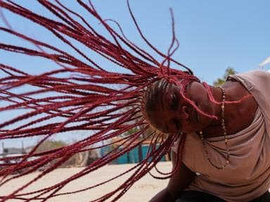 Một ngôi làng ở Senegal ngập tràn ánh nắng rực rỡ sắc màu trong một trong những lễ hội khiêu vũ lớn nhất châu Phi