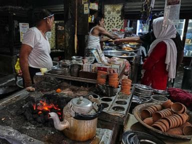 Cú sốc năng lượng lan tỏa khắp nhà bếp và rừng rậm ở Châu Phi và Nam Á