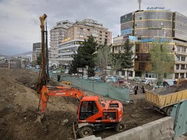 Ngay cả người chết cũng phải dọn đường khi công trình làm biến đổi thủ đô của Afghanistan