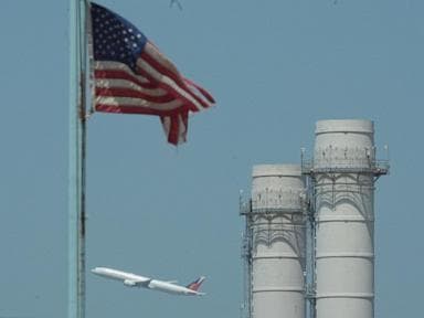 Người tiêu dùng có thể làm gì khi chiến tranh Iran ảnh hưởng đến chi phí và tính sẵn có của các chuyến bay