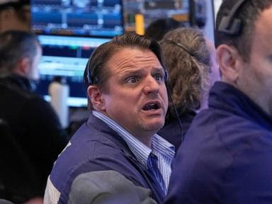 Giá dầu tăng vọt và Phố Wall trượt dốc khi Mỹ, Iran đụng độ ở eo biển Hormuz