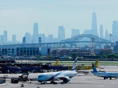 Chuyến bay của United hạ cánh ở Newark tấn công cột đèn trên New Jersey Turnpike, FAA cho biết