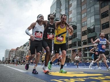 Người đàn ông giúp bạn chạy về đích tại giải Marathon Boston nói rằng bản năng giúp đỡ là bản năng tự nhiên
