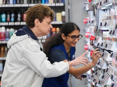 Walmart phá vỡ khuôn mẫu đơn giản nhờ các chuyên gia làm đẹp tại cửa hàng và lời khuyên dành riêng cho bạn