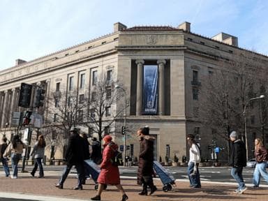 FBI, DOJ nỗ lực xây dựng lại sau khi kiệt sức vì từ chức và sa thải