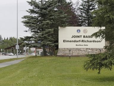 2 binh sĩ Alaska bị thương khi chạm trán với gấu nâu trong khi tập trận