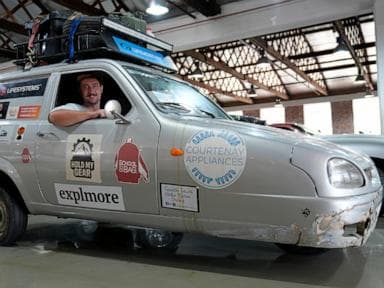 2 người đàn ông lập kỷ lục ngớ ngẩn khi lái ô tô 3 bánh cũ xuyên suốt châu Phi