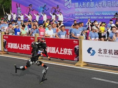Robot hình người chạy nước rút để giành chiến thắng ở Bắc Kinh, đánh bại kỷ lục bán marathon của con người