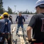 Thống đốc Newsom đến thăm phòng thí nghiệm thương mại xây dựng của Trường Cao đẳng Thành phố Pasadena để giúp xây dựng lại LA