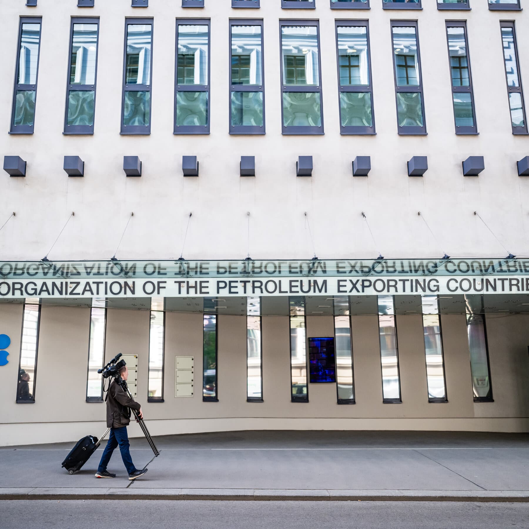 OPEC Plus, trong cử chỉ tượng trưng, nhằm tăng sản lượng dầu